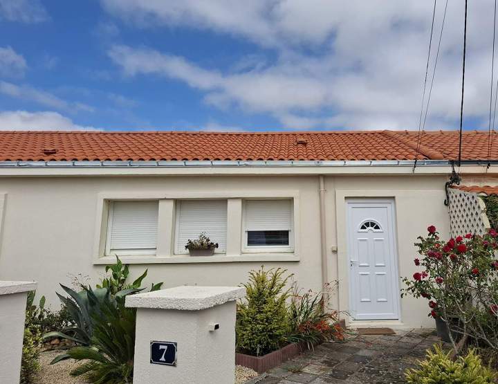 Pose traditionnelle de tuiles pour un toit authentique