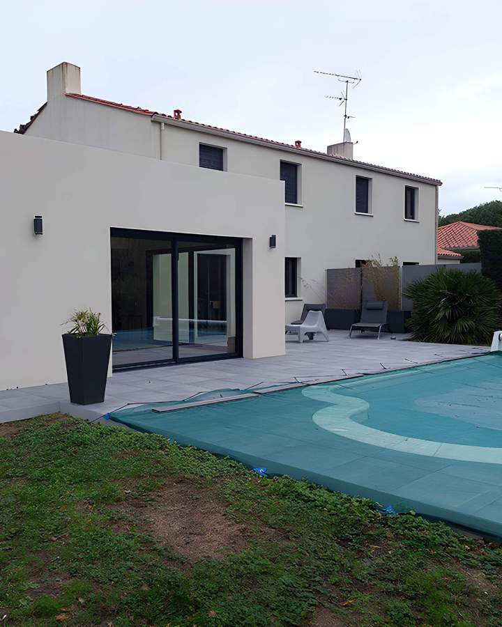 Construction maison moderne avec piscine Saint-Nazaire